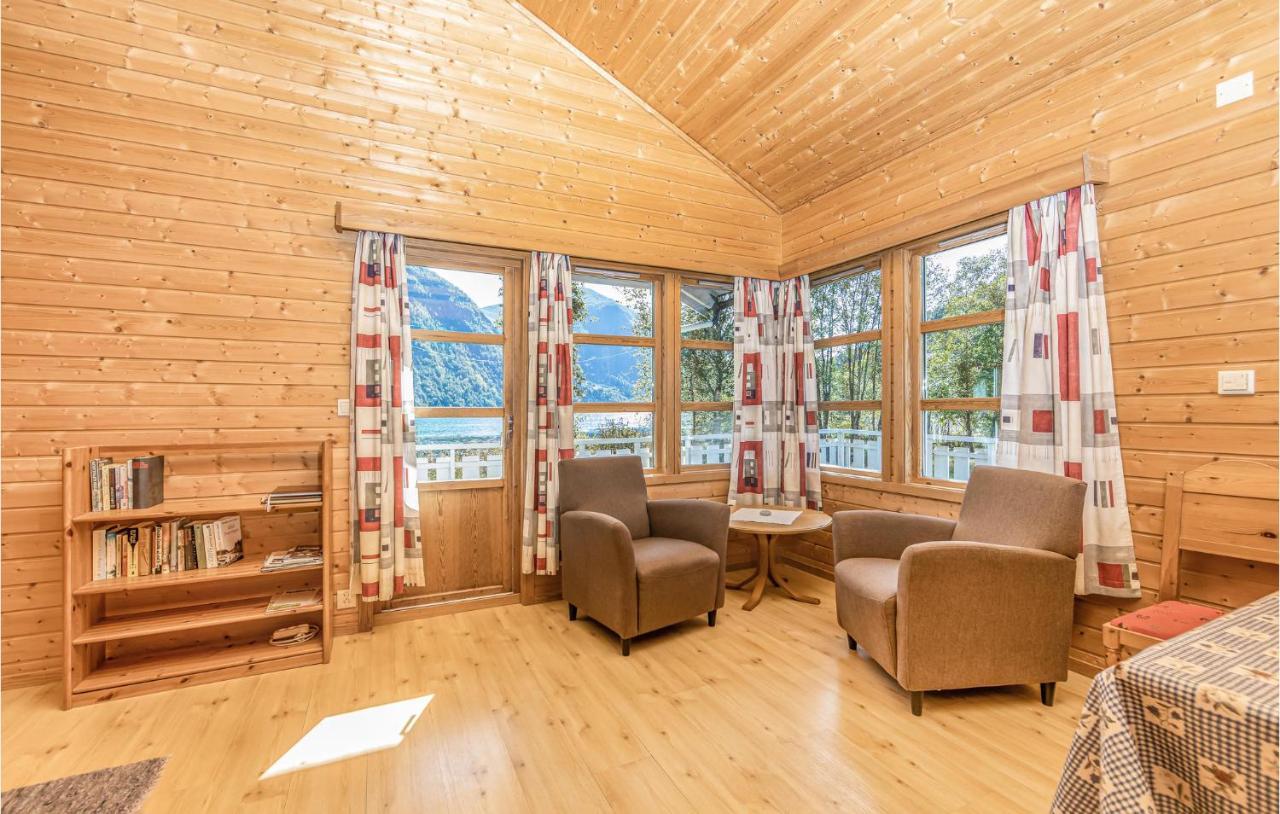Cozy Home In Fjaerland With House A Mountain View Екстер'єр фото